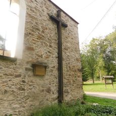 Kříž u kostela ve Vysoké