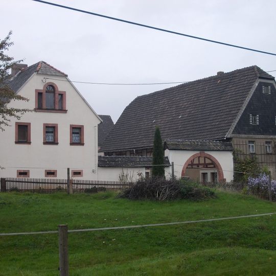 Wohnstallhaus und Torbogen eines Dreiseithofes Stollsdorfer Straße 19