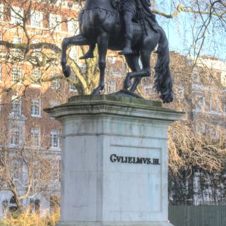 Equestrian statue of William III