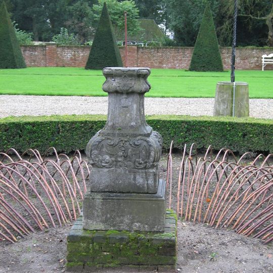 Zonnewijzer op het voorplein
