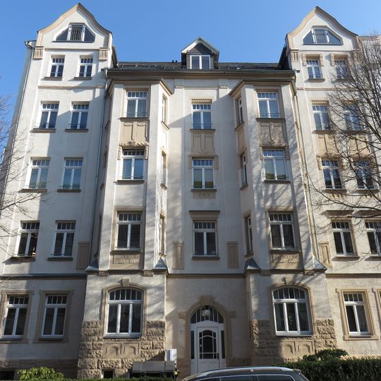 Mietshaus in halboffener Bebauung mit Vorgarten Erich-Mühsam-Straße 32