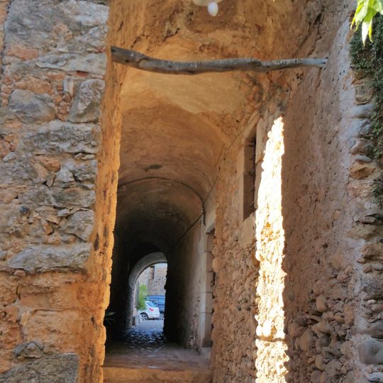 Carrer porxat de Vila-robau