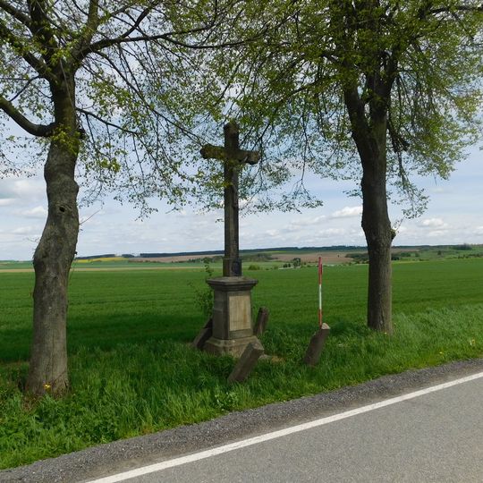 Kamenný kříž u silnice západně od Stonařova
