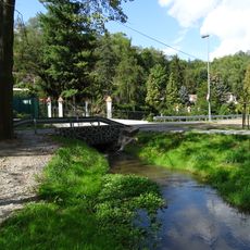 Most ulice V Šáreckém údolí přes Šárecký potok na konci revitalizovaného úseku pod Zlatnicí