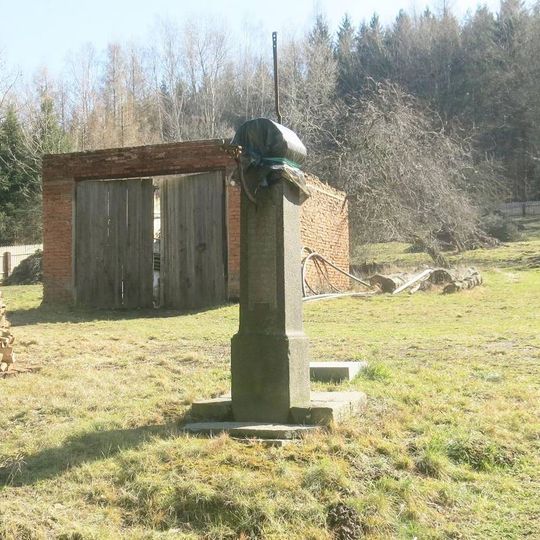 Kříž v zahradě naproti domu 32 v Horní Poustevně