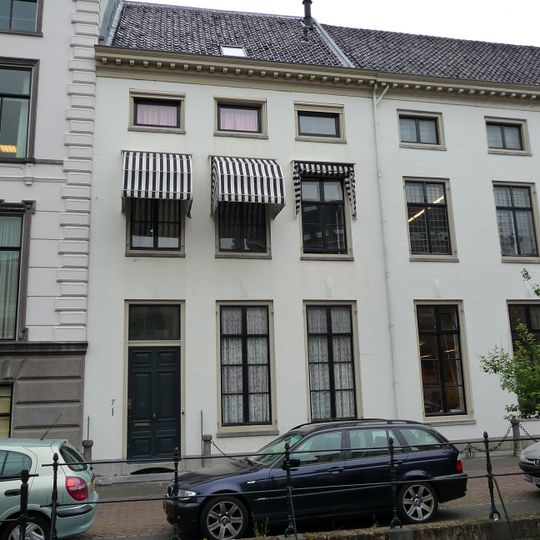 Pand oorspronkelijk tot nr 5 behorend, hek en kettingen