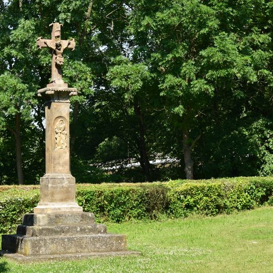 Kříž na návsi v Počedělicích