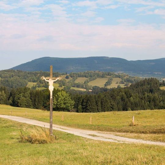 Dřevěný kříž severně od Hanušovic u polní cesty