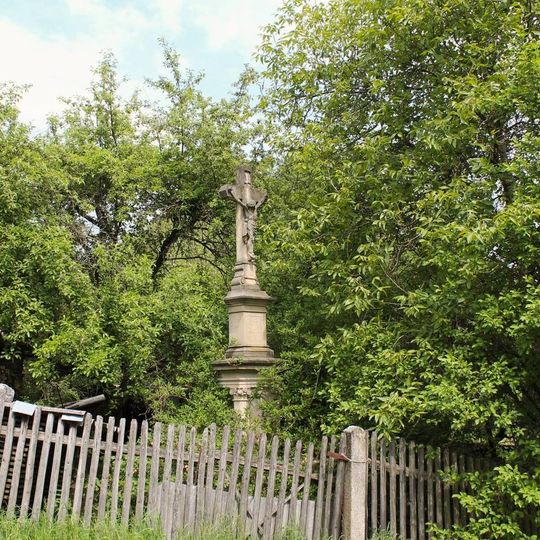 Kříž v Bezděkově na rozcestí