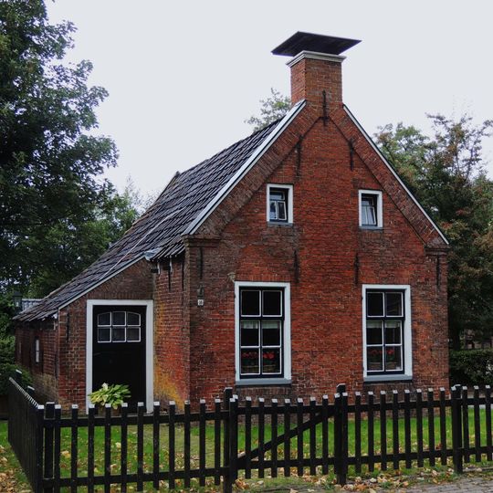 Woning onder zadeldak met bijgebouwtje met afdak