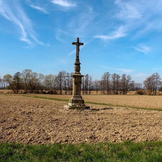 Kříž v Újezdu na okraji obce