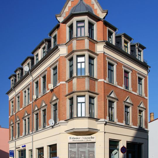 Mietshaus in Ecklage mit Laden Hauptstraße 50