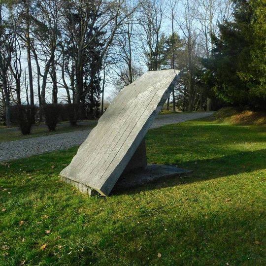 Plastika Sluneční hodiny v areálu Astronomického ústavu v Ondřejově