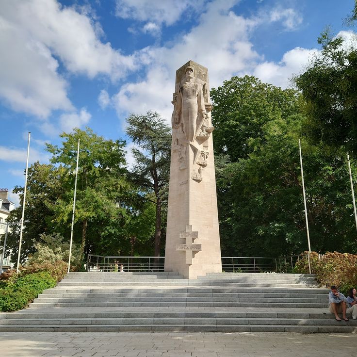 Monument du maréchal Leclerc de Hauteclocque