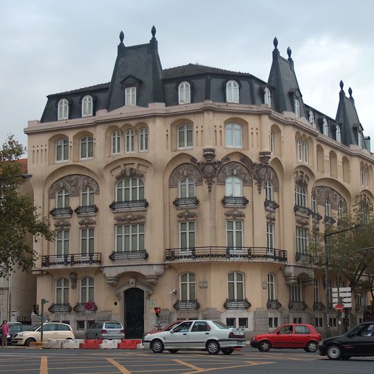 Prédio de Gaveto entre a Avenida da República, 23, e a Avenida João Crisóstomo