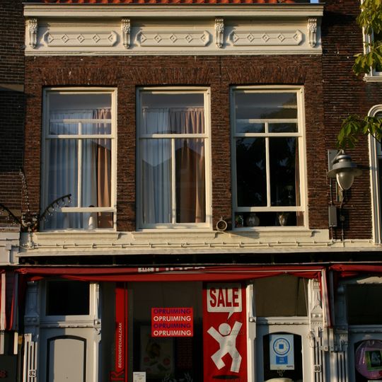 Pand met lijstgevel met onder de kroonlijst stucconsoles