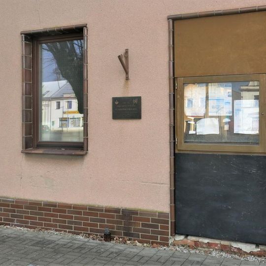 Pamětní deska generála Vladimíra Přikryla na domě 18 v Křinci