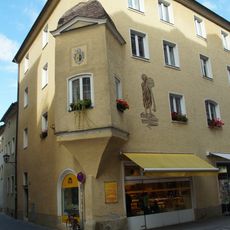 Wohnhaus, bestehend aus ehemaliger Dechantei und ehemaligem Getreidekasten des Kollegiatstiftes St. Johann