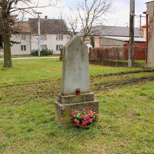 Pomník padlým uprostřed Štarnova