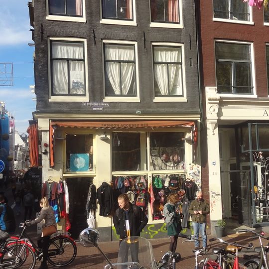 Hoekhuis onder lijst en dak