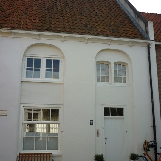 Laat-gotisch dwarshuis onder hoog zadeldak