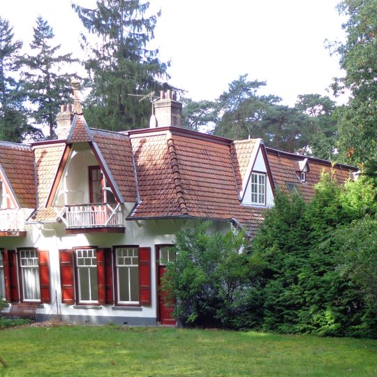 Voormalig koetshuis annex dubbele woning