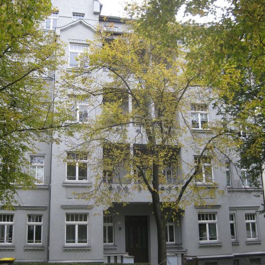 Mietshaus in geschlossener Bebauung mit Vorgarten Würzburger Straße 39
