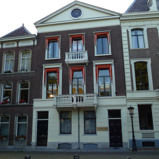 Pand met neoclassieke gevel in zijn geheel door tympanon bekroond