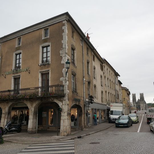 Maisons, 37, 39 place Duroc