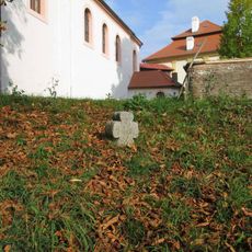 Smírčí kříž ve Svojšíně u kostela