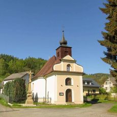 Kaple Panny Marie Bolestné v Bušíně ve středu obce