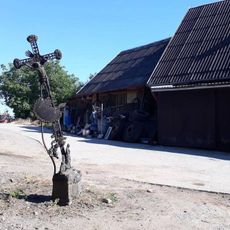 Kříž ve Velmovicích na rozcestí