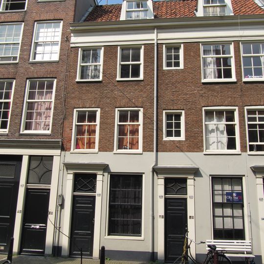 Complex beneden- en bovenwoningen met gevel onder rechte lijst en drie deuromlijstingen