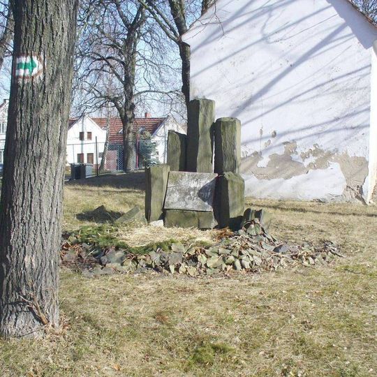 Pomník osvobození na návsi v Evani