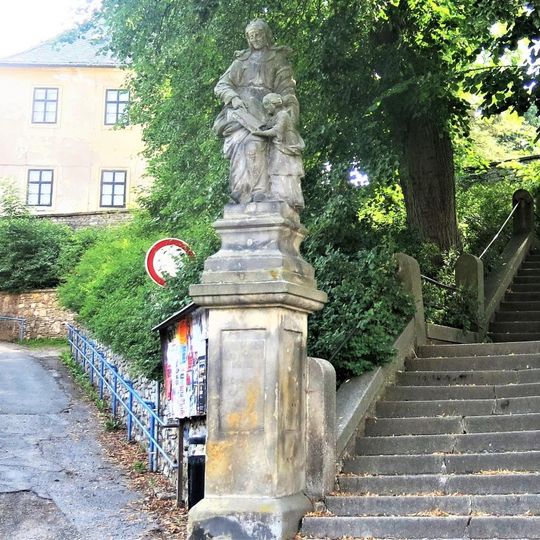 Socha sv. Anny u paty schodiště ke kostelu svatého Jakuba v Železném Brodě