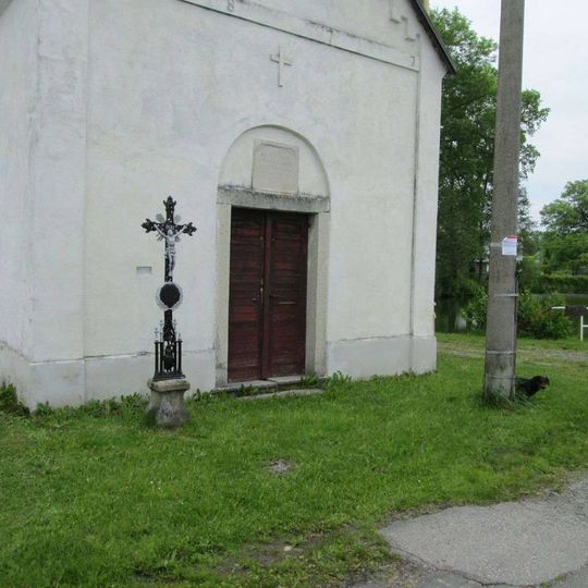 Kříž u kaple ve Stajce