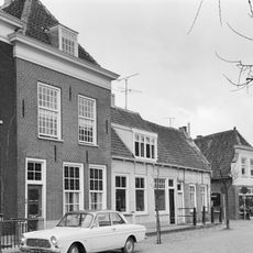 Pand met verdieping en hoog schilddak