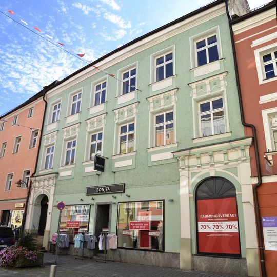 Wohn- und Geschäftshaus