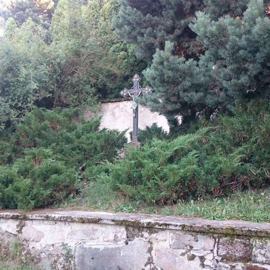 Kříž u kostela v Ouběnicích