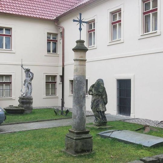 Pískovcový morový sloup s křížkem