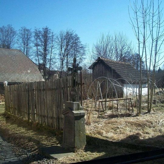 Kříž severně od Bělé nad Radbuzou u kaple