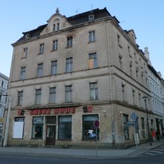 Drei Raben; Zum Kulmbacher; Mietshaus mit Restaurant in geschlossener Bebauung, Kopfbau mit Schützenstraße zum Postplatz Postplatz 7 (Hauptanschrift: Konsulstraße 1)