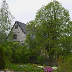 Wohnstallhaus und zwei Seitengebäude eines Dreiseithofes Neundorfer Straße 16