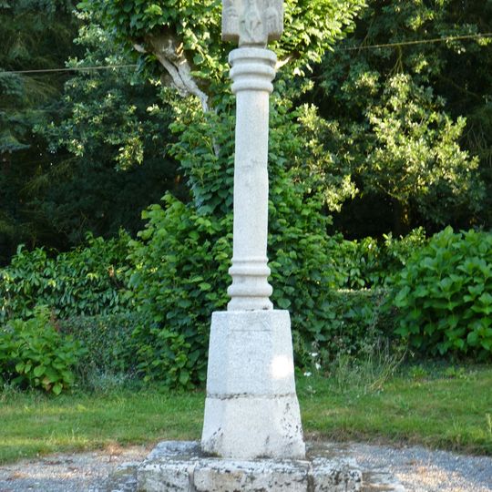 Croix de l'église Saint-Pierre de Trédaniel