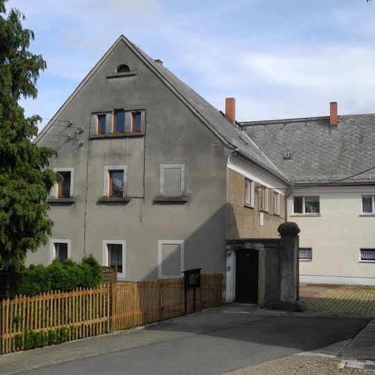 Seitengebäude und Toreinfahrt eines Bauernhofes Bachweg 1