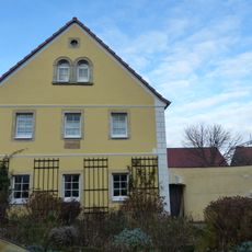 Dreiseithof mit Wohnstallhaus, Scheune, Seitengebäude und Hofmauer Dorfstraße 7