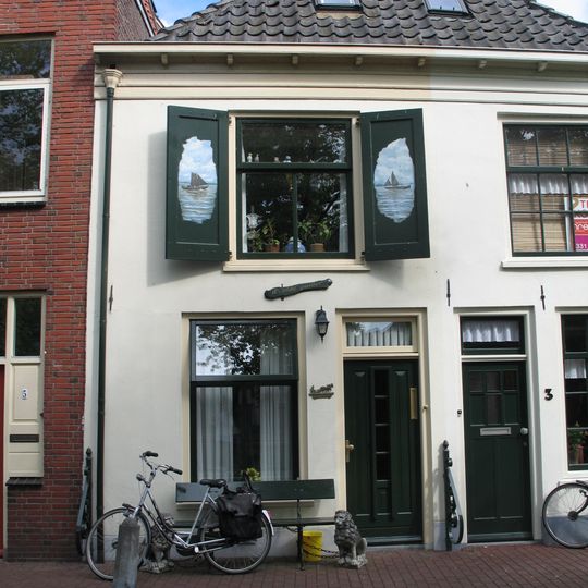 Gedeelte van een pand met gepleisterde rechte gevel