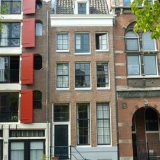 Pand met gevel onder rechte lijst waarop dakkapel