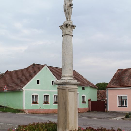 Statue of knight in Vratěnín