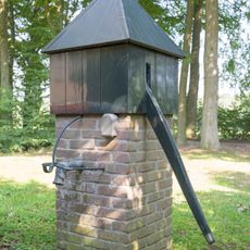 Vogelensang: waterpomp